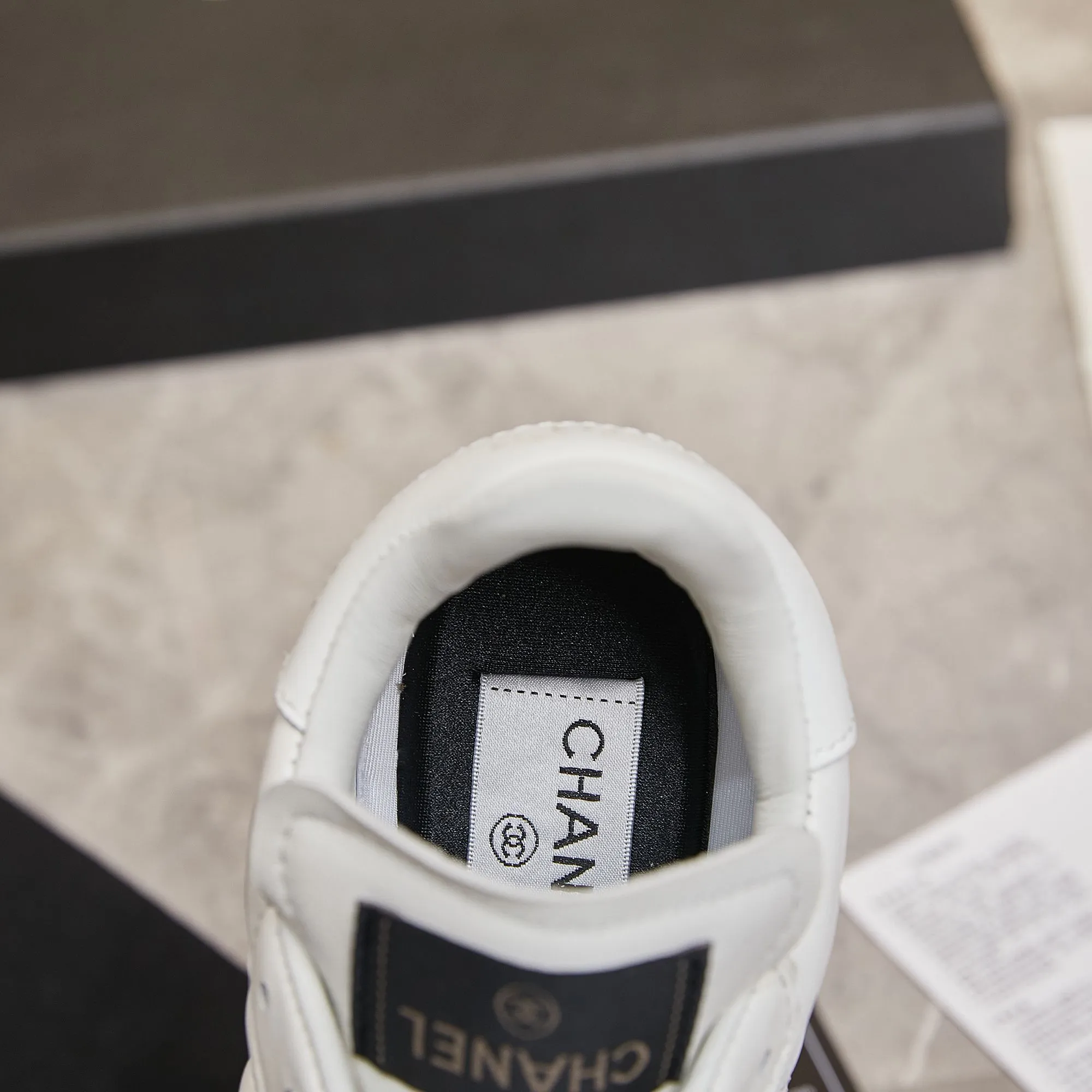👟👟Ex-factory price 560👟👟 Chanel Chanel - 2024 counter top casual sports shoes This classic design; the upper is electro-embroidered with a variety of techniques; the outsole is fashionable and sporty; it is unusual to incorporate a variety of color matching elements... The diversified mix and match is very beautiful and versatile, casual, fashionable, sports and outdoor can be taken into account... ꫛꫀꪝ Go➫ Material: ❶Upper is made of: Original imported mixed-breed sheep ❷Inside made of: original imported breathable sheepskin ❸Outsole based on: original TPU outsole Full set of boutique packaging for women 35–41